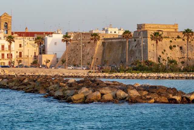 Chiese, palazzi e castelli adagiati sul mare: � Mola, il borgo che attende di essere rivelato